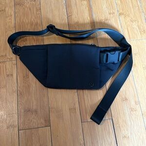 Lululemon hard to find style Fanny pack/ Crossbody bag.